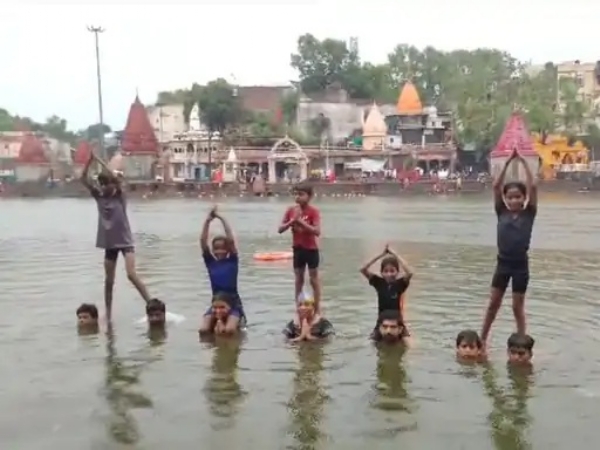 शिप्रा की लहरों पर नन्हें तैराकों का जल योग बना आकर्षण शिप्रा की लहरों पर नन्हें तैराकों का जल योग बना आकर्षण
