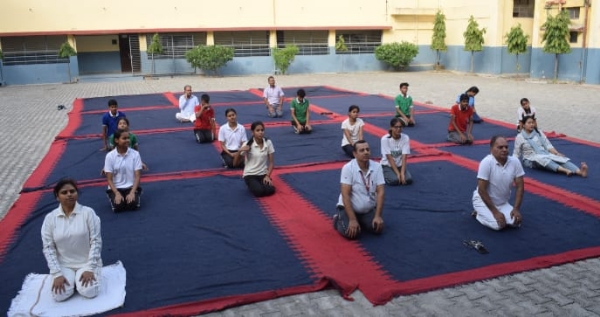 योग करते छात्र शिक्षक व सैन्य अधिकारी योग करते छात्र शिक्षक व सैन्य अधिकारी