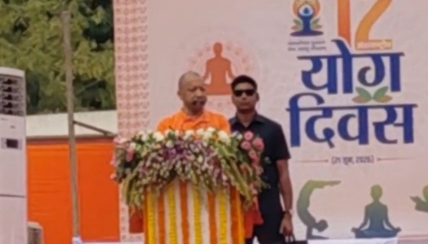 योग दिवस पर लोगों को संबोधित करते हुए योगी आदित्यनाथ योग दिवस पर लोगों को संबोधित करते हुए योगी आदित्यनाथ