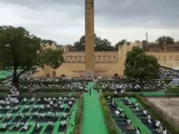जयपुर में जंतर-मंतर पर योगाभ्यास जयपुर में जंतर-मंतर पर योगाभ्यास