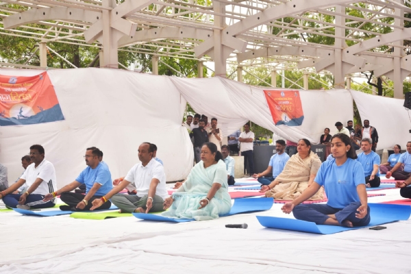 भाेपाल निगम मुख्यालय प्रांगण में आयोजित सामूहिक योगाभ्यास कार्यक्रम भाेपाल निगम मुख्यालय प्रांगण में आयोजित सामूहिक योगाभ्यास कार्यक्रम