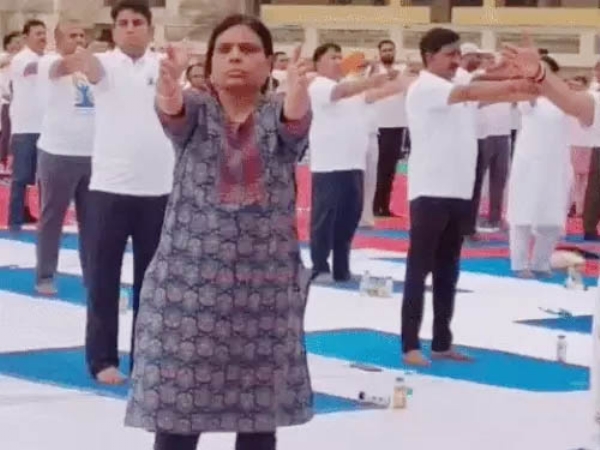योग करते हुए बीजेपी प्रदेशाध्यक्ष डॉ. अर्चना गुप्ता। योग करते हुए बीजेपी प्रदेशाध्यक्ष डॉ. अर्चना गुप्ता।