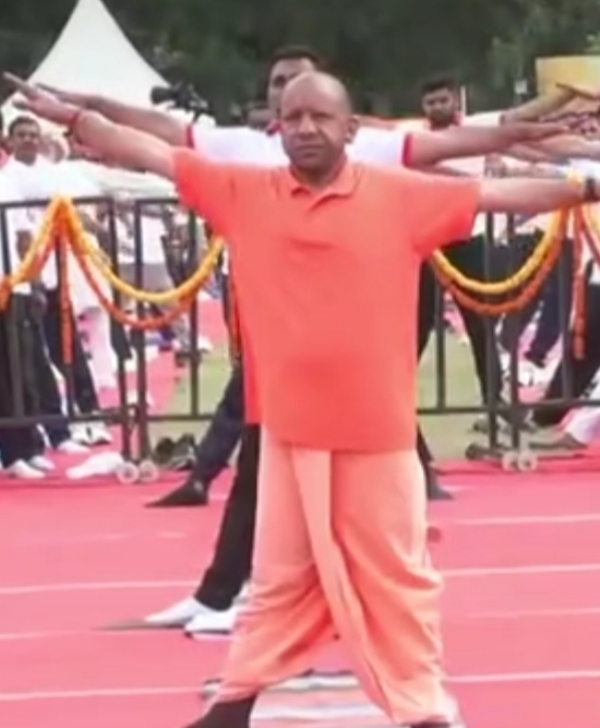 योग मुद्रा में मुख्यमंत्री योगी आदित्यनाथ योग मुद्रा में मुख्यमंत्री योगी आदित्यनाथ