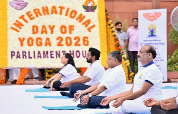 12वें अंतरराष्ट्रीय योग दिवस पर संसद भवन परिसर में सांसदों के साथ योगाभ्यास करते लोक सभा अध्यक्ष