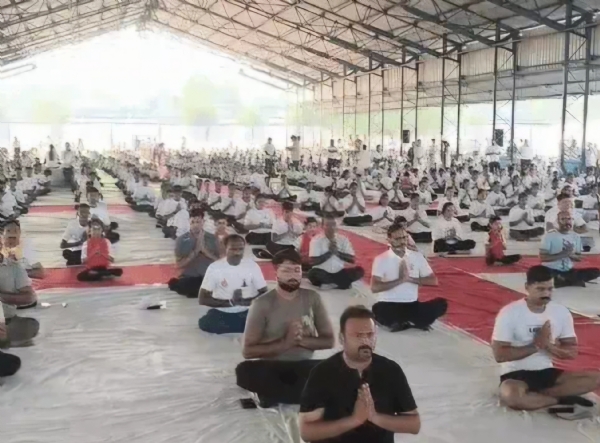 योग दिवस पर योगाभ्यास करते हुए लोग योग दिवस पर योगाभ्यास करते हुए लोग