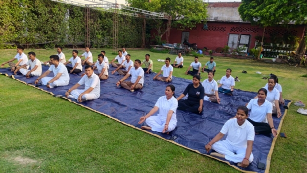 चेतगंज थाने में योग करते पुलिस कर्मी चेतगंज थाने में योग करते पुलिस कर्मी
