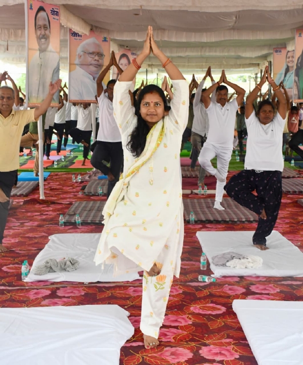 योगासन करतीं मंत्री