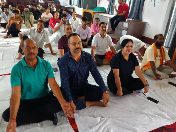 सारण में अंतर्राष्ट्रीय योग दिवस पर विभिन्न संगठनों ने किया योगाभ्यास सारण में अंतर्राष्ट्रीय योग दिवस पर विभिन्न संगठनों ने किया योगाभ्यास