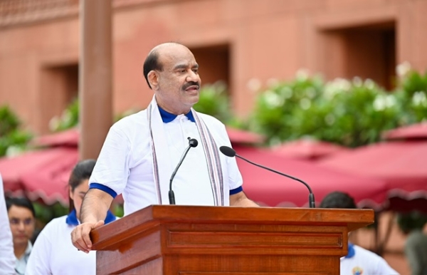 12वें अंतरराष्ट्रीय योग दिवस पर संसद भवन परिसर में सांसदों के साथ योगाभ्यास करते लोक सभा अध्यक्ष