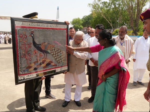 ग्वालियर विमानतल पर विदाई के दौरान भेंट की तस्वीर ग्वालियर विमानतल पर विदाई के दौरान भेंट की तस्वीर