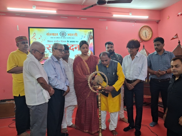 संस्कार भारती द्वारा सूर वंदन कार्यक्रम का हुआ आयोजन कला साधकों ने दी प्रस्तुति संस्कार भारती द्वारा सूर वंदन कार्यक्रम का हुआ आयोजन कला साधकों ने दी प्रस्तुति