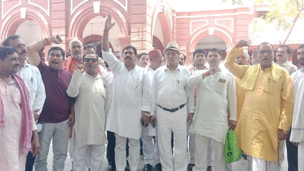कलेक्ट्रेट परिसर स्थित डीएम ऑफिस के सामने प्रदर्शन करते हुए ब्राह्मण महासभा के लोग कलेक्ट्रेट परिसर स्थित डीएम ऑफिस के सामने प्रदर्शन करते हुए ब्राह्मण महासभा के लोग