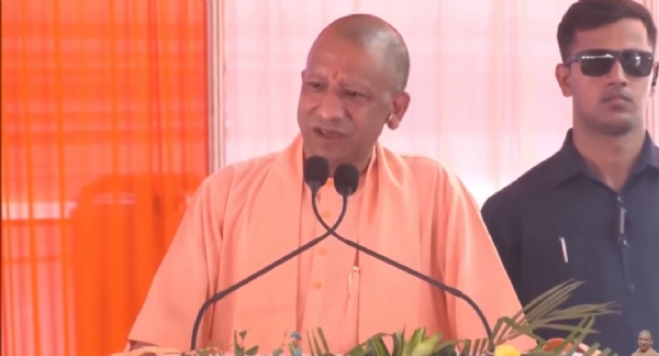 मंच से बोलते मुख्यमंत्री मंच से बोलते मुख्यमंत्री