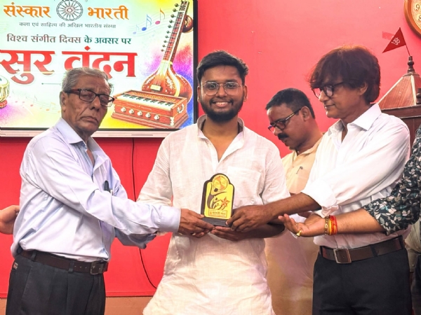 संस्कार भारती द्वारा सूर वंदन कार्यक्रम का हुआ आयोजन कला साधकों ने दी प्रस्तुति संस्कार भारती द्वारा सूर वंदन कार्यक्रम का हुआ आयोजन कला साधकों ने दी प्रस्तुति