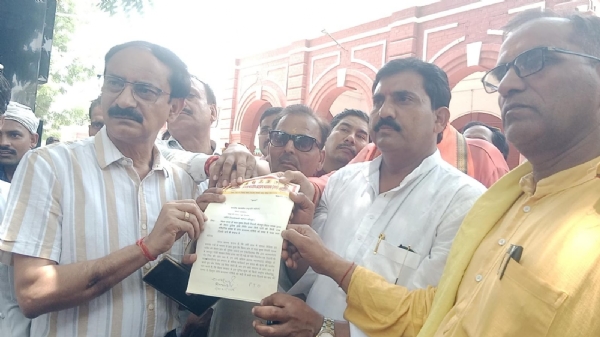 ब्राह्मण महासभा के लोग अध्यक्ष रत्नाकर चौबे के नेतृत्व में सिटी मजिस्ट्रेट इंद्रानंदन सिंह को ज्ञापन सौंपते हुए ब्राह्मण महासभा के लोग अध्यक्ष रत्नाकर चौबे के नेतृत्व में सिटी मजिस्ट्रेट इंद्रानंदन सिंह को ज्ञापन सौंपते हुए