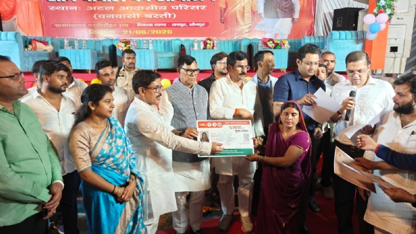 वर्चुअल बैठक के दौरान लोगों को आयुष्मान कार्ड प्रदान करते हुए पूर्व गृह राज्यमंत्री कृपा शंकर सिंह विधायक डॉ आर के पटेल