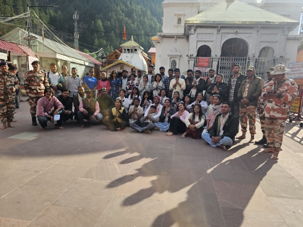 ग्रामीणों से बातचीत करते स्वयंसेवक। ग्रामीणों से बातचीत करते स्वयंसेवक।