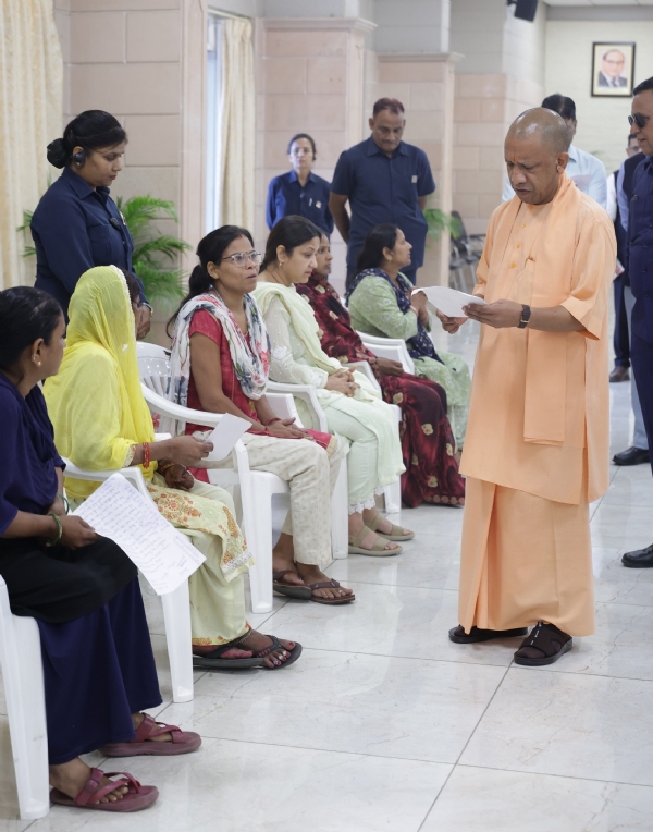 जनता दर्शन में समस्याएं सुनते मुख्यमंत्री योगी जनता दर्शन में समस्याएं सुनते मुख्यमंत्री योगी