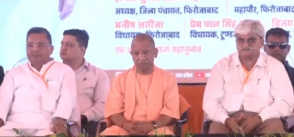 मंच पर मुख्यमंत्री मंच पर मुख्यमंत्री