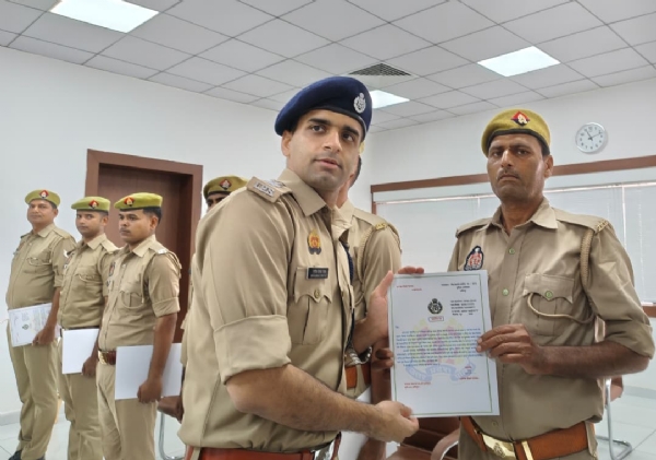 पुलिस कर्मियों को सम्मानित करते एसपी