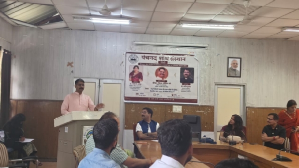 गोष्ठी को संबोधित करते हुए मुख्यातिथि। गोष्ठी को संबोधित करते हुए मुख्यातिथि।