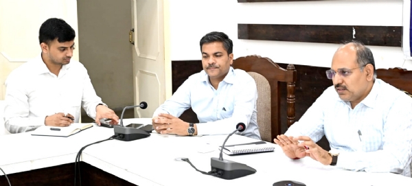 बैठक लेते हुए सीडीओ बैठक लेते हुए सीडीओ