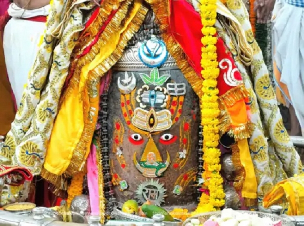 भगवान महाकाल का भस्म आरती में हुआ राजा स्वरूप श्रृगार भगवान महाकाल का भस्म आरती में हुआ राजा स्वरूप श्रृगार