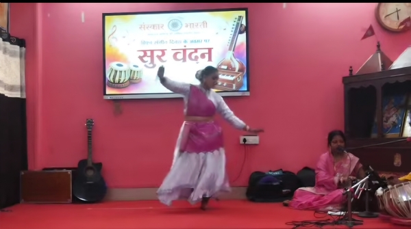 संस्कार भारती द्वारा सूर वंदन कार्यक्रम का हुआ आयोजन कला साधकों ने दी प्रस्तुति संस्कार भारती द्वारा सूर वंदन कार्यक्रम का हुआ आयोजन कला साधकों ने दी प्रस्तुति