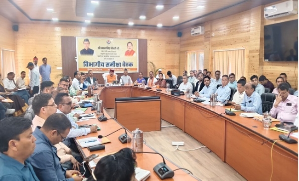 विभागीय समीक्षा बैठक करते मंत्री भरत चौधरी। विभागीय समीक्षा बैठक करते मंत्री भरत चौधरी।