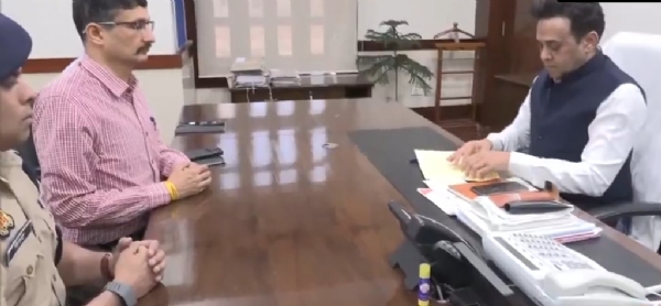 संजय प्रसाद को रिपोर्ट सौंपते एसआईटी के सदस्य संजय प्रसाद को रिपोर्ट सौंपते एसआईटी के सदस्य