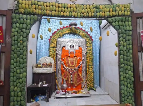 पंचमुखी हनुमान मंदिर में 700 किलो आम का भोग पंचमुखी हनुमान मंदिर में 700 किलो आम का भोग