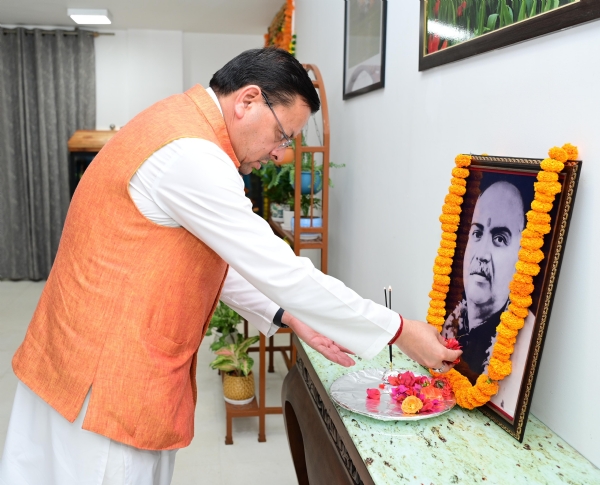 मुख्यमंत्री पुष्कर सिंह धामी श्यामा प्रसाद मुखर्जी के चित्र पर पुष्प अर्पित करते हुए। मुख्यमंत्री पुष्कर सिंह धामी श्यामा प्रसाद मुखर्जी के चित्र पर पुष्प अर्पित करते हुए।
