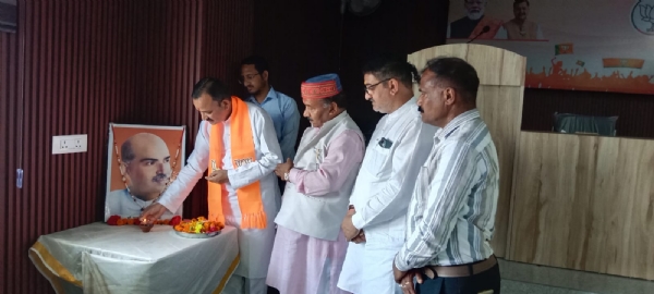 पौड़ी में डॉक्टर श्याम प्रसाद मुखर्जी को श्रद्धा सुमन अर्पित करते भाजपा पदाधिकारी पौड़ी में डॉक्टर श्याम प्रसाद मुखर्जी को श्रद्धा सुमन अर्पित करते भाजपा पदाधिकारी