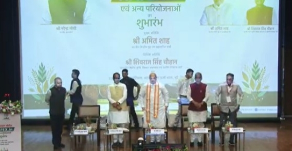 नई दिल्ली में मंगलवार को आयोजित विशेष कार्यक्रम के दौरान भारतीय राष्ट्रीय कृषि सहकारी विपणन संघ लिमिटेड (नेफेड) के डिजिटल नीलामी पोर्टल ‘नाफेक्स.इन’ का रिमोट का बटन दबाकर शुभारंभ करते केंद्रीय गृह एवं सहकारिता मंत्री अमित शाह। मंच पर उनके साथ केंद्रीय कृषि एवं किसान कल्याण मंत्री शिवराज सिंह चौहान व अन्य गणमान्य अतिथि भी उपस्थित हैं।