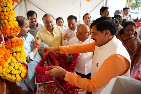 डॉ. श्यामा प्रसाद मुखर्जी को पुष्पांजलि अर्पित कर श्रद्धांजलि देते हुए मुख्यमंत्री डॉ. श्यामा प्रसाद मुखर्जी को पुष्पांजलि अर्पित कर श्रद्धांजलि देते हुए मुख्यमंत्री