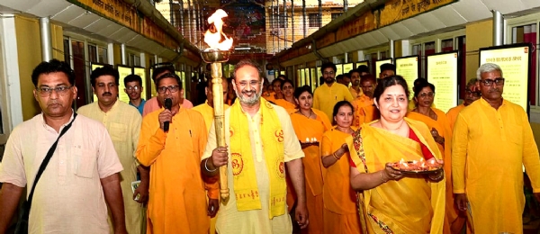 दीप रैली निकालते हुए दीप रैली निकालते हुए
