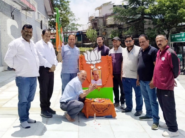 डॉ. श्यामा प्रसाद मुखर्जी को उनकी पुण्यतिथि पर श्रद्धासुमन अर्पित करते भाजपा कार्यकर्ता।