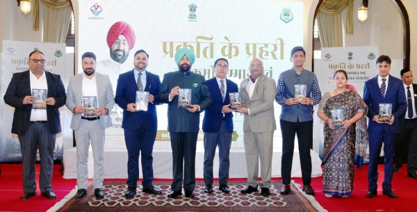 नैनीताल लोकभवन में पुस्तकों का विमोचन करते राज्यपाल। नैनीताल लोकभवन में पुस्तकों का विमोचन करते राज्यपाल।