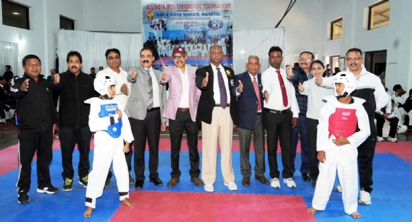 प्रतियोगिता का शुभारंभ करते अंतरराष्ट्रीय भारोत्तोलक, प्रधानाचार्य एवं अन्य। प्रतियोगिता का शुभारंभ करते अंतरराष्ट्रीय भारोत्तोलक, प्रधानाचार्य एवं अन्य।