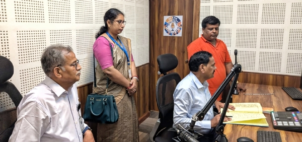 निरिक्षण करते हुए भीसी निरिक्षण करते हुए भीसी