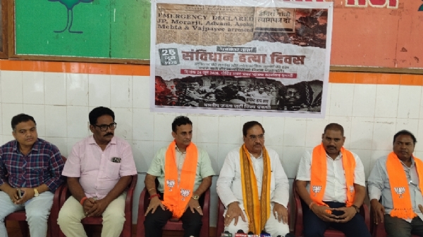 जिला भाजपा कार्यालय में आयोजित प्रेस वार्ता में उपस्थित मुख्य वक्ता अशोक बजाज, वरिष्ठ भाजपा नेता पंडित राजेश शर्मा सहित अन्य पदाधिकारी।