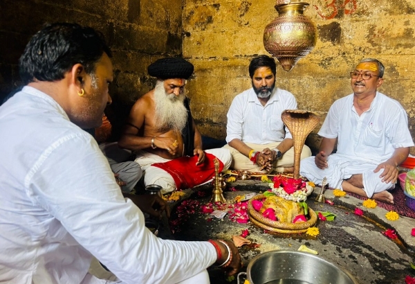 श्री वृद्धकालेश्वर महादेव मंदिर में पूजन-अर्चन करते हुए