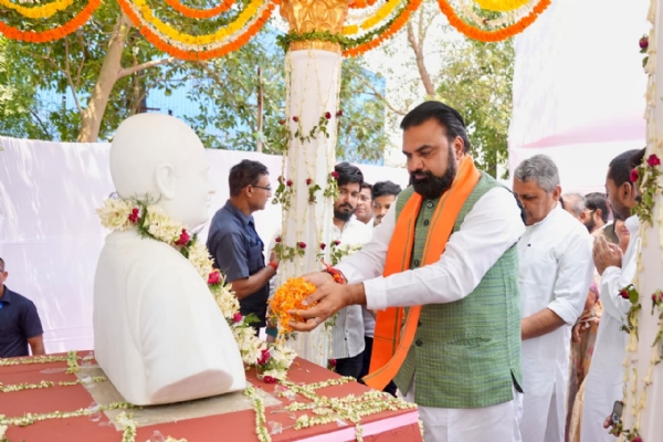 मुख्यमंत्री दिग्विजय सिंह को श्रद्धा सुमन अर्पित करते हुए