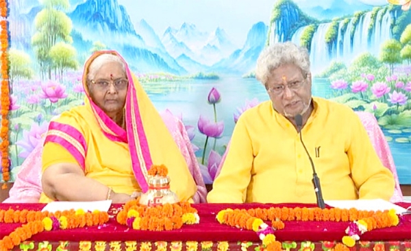 गायत्री जयंती महापर्व पर आयोजित समारोह के दौरान मंचासीन शांतिकुंज प्रमुखद्वय