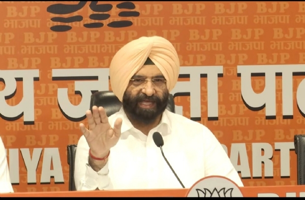 दिल्ली के मंत्री एवं भाजपा नेता  मनजिंदर सिरसा