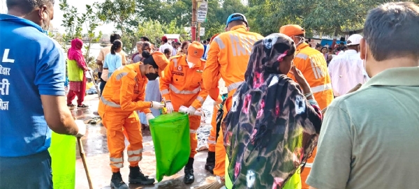 स्वच्छता अभियान के दौरान