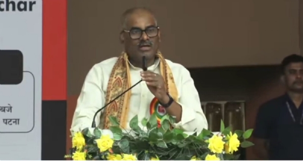 बिहार सरकार के कला संस्कृति तथा खान एवं भूतत्व मंत्री डॉ प्रमोद सभा को सम्बोधित करते हुए
