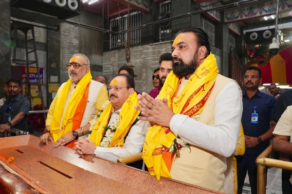 पटना के हनुमान मंदिर में केंद्रीय मंत्री जे.पी. नड्डा ने की पूजा-अर्चना