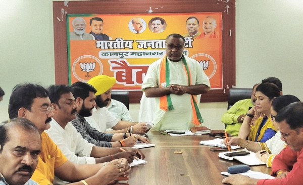 बैठक के दौरान भाजपा नगर अध्यक्ष शिव राम सिंह व अन्य का चित्र