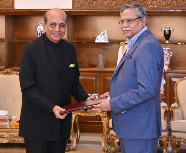 बांग्लादेश में भारत के उच्चायुक्त दिनेश त्रिवेदी ने आज मोहम्मद शहाबुद्दीन को अपना परिचय पत्र प्रस्तुत किया।